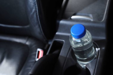 Arabadaki su şişesi.