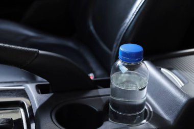 Arabadaki su şişesi.