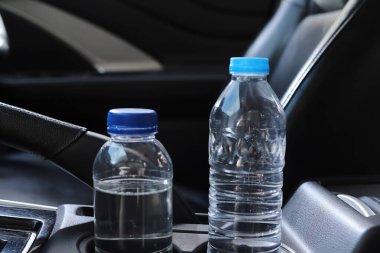 Arabadaki su şişesi.