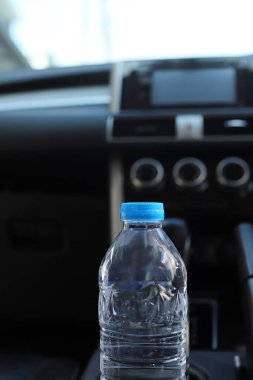 Arabadaki su şişesi.
