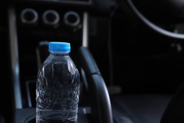 Arabadaki su şişesi.