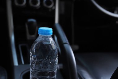 Arabada bir şişe su var.