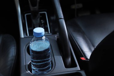 Arabada bir şişe su var.