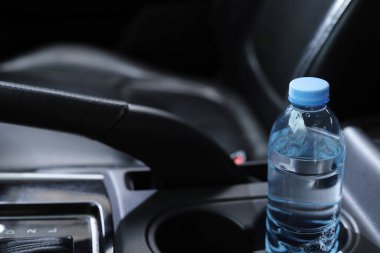 Arabada bir şişe su var.