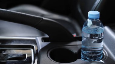 Arabada bir şişe su var.