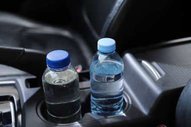 Arabada bir şişe su var.