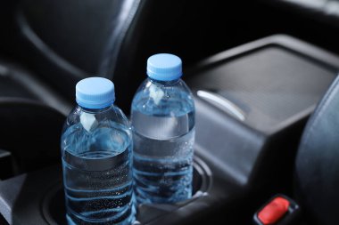 Arabada bir şişe su var.