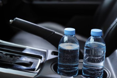 Arabada bir şişe su var.