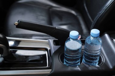 Arabada bir şişe su var.