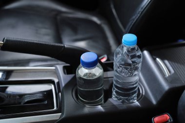 Arabada bir şişe su var.