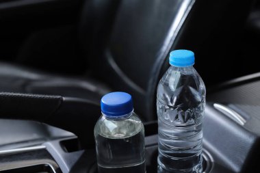 Arabada bir şişe su var.