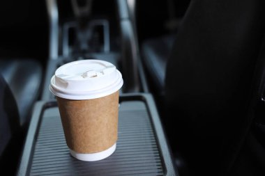 Yolculuk boyunca arabada bir fincan taze kahve.