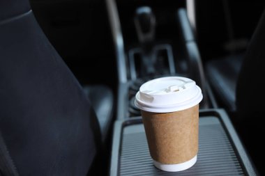 Yolculuk boyunca arabada bir fincan taze kahve.