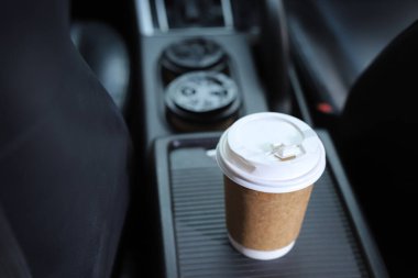 Yolculuk boyunca arabada bir fincan taze kahve.