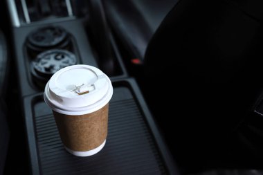 Yolculuk boyunca arabada bir fincan taze kahve.