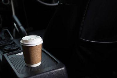 Yolculuk boyunca arabada bir fincan taze kahve.