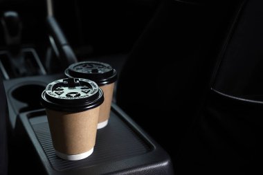 Yolculuk boyunca arabada bir fincan taze kahve.