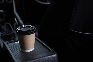 Yolculuk boyunca arabada bir fincan taze kahve.