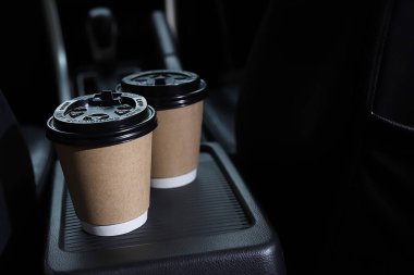 Yolculuk boyunca arabada bir fincan taze kahve.