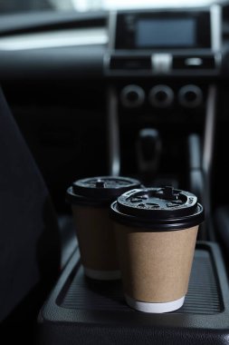 Yolculuk boyunca arabada bir fincan taze kahve.