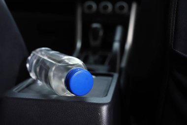 Arabada bir şişe su var.