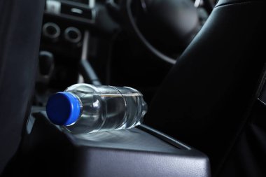 Arabada bir şişe su var.