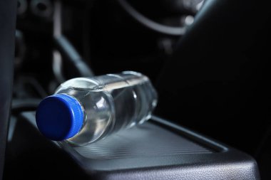 Arabada bir şişe su var.