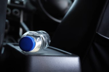 Arabada bir şişe su var.