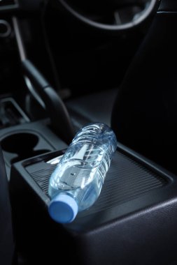 Arabadaki su şişesi.