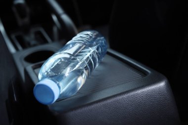 Arabadaki su şişesi.