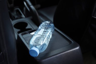 Arabadaki su şişesi.