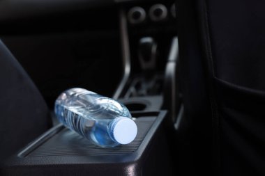 Arabadaki su şişesi.