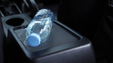 Arabadaki su şişesi.