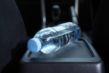 Arabadaki su şişesi.