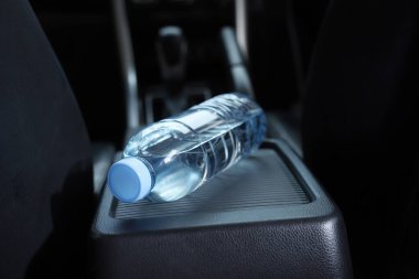 Arabadaki su şişesi.