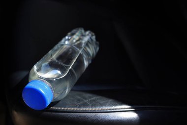 Arabadaki su şişesi.