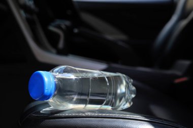 Arabadaki su şişesi.