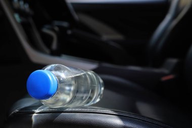 Arabadaki su şişesi.