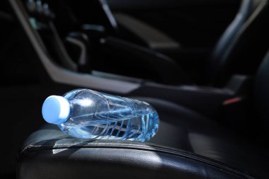 Arabadaki su şişesi.