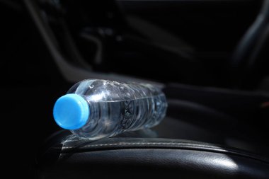 Arabadaki su şişesi.