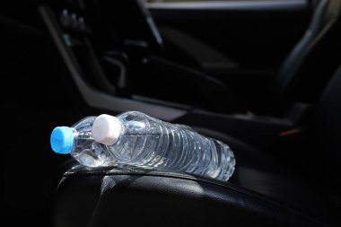 Arabadaki su şişesi.