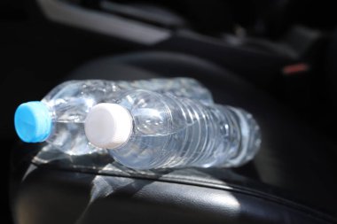 Arabadaki su şişesi.