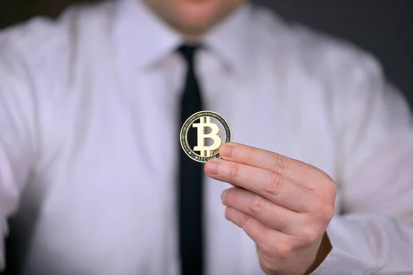 Podnikatel Bílé Košili Černé Kravatě Drží Rukou Fyzickou Verzi Bitcoinu — Stock fotografie