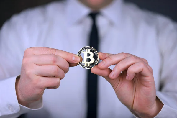 Podnikatel Bílé Košili Černé Kravatě Drží Rukou Fyzickou Verzi Bitcoinu — Stock fotografie