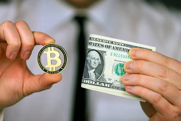 Podnikatel Drží Bitcoin Svazek Dolarů Svých Rukou — Stock fotografie