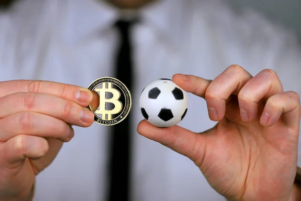 Podnikatel Bílé Košili Černé Kravatě Držící Rukou Fotbal Bitcoin — Stock fotografie