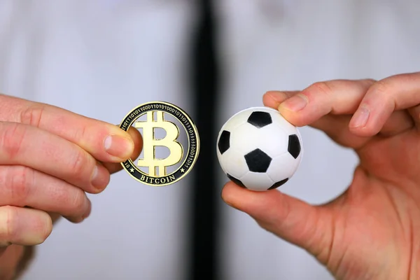 Podnikatel Bílé Košili Černé Kravatě Držící Rukou Fotbal Bitcoin — Stock fotografie