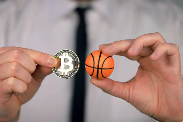 Podnikatel Bílé Košili Černé Kravatě Držící Rukou Basketbal Bitcoin — Stock fotografie