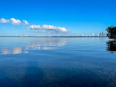 Biscayne Körfezi suyundan Miami Skyline