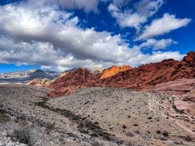 Nevada 'daki kayalık kızıl çöl dağı